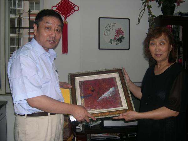 Gu Yingzhi und der Leiter des Western Art Museum Tianjin China 2007