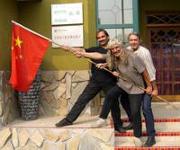 Tianjin 2006: B.J. Antony, Manfred Schaller und SvenKanje mit China-Fahne